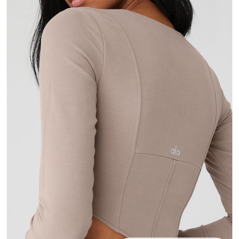 NWT Alo Yoga Taupe Sculpt Set Soft Corset Long Sleeve Top and Ruched Soft Pants - Picture 4 of 9